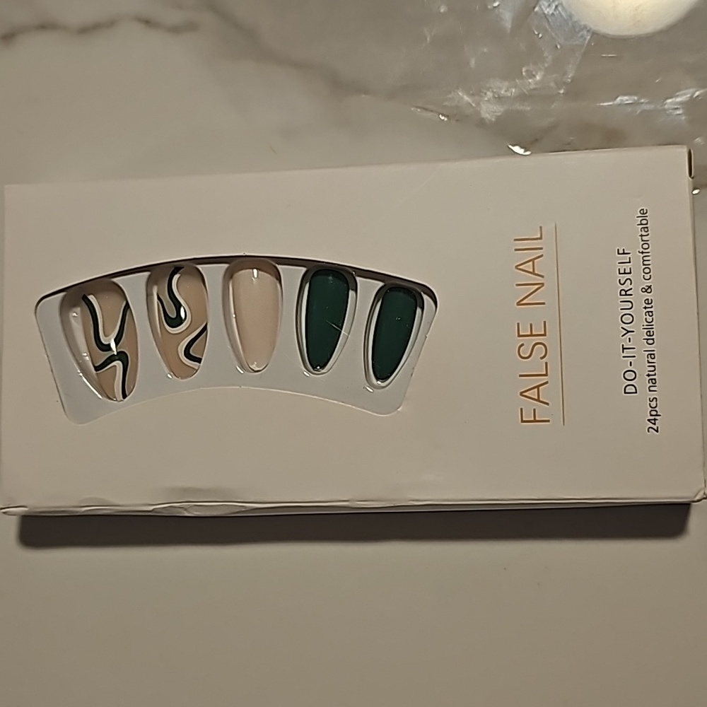 24pc Glue on Nails